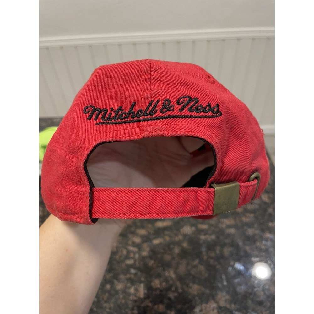 CHICAGO BULLS RED MITCHELL & NESS SOFT/DAD  OFFICIALLY LICENSED- ADJUSTABLE - Picture 4 of 7